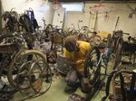Le créateur de vélos fou(s) dans son atelier